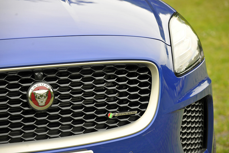 エクステリアではダイナミックなフロントグリルやヘッドライト、ロングホイールベース＆ショートオーバーハングなど、同社のスポーツカー「F-TYPE」からインスピレーションを得たデザインを採用。撮影車はオプション設定の5スポーク19インチアロイホイール（タイヤサイズ：235/55 R19）を装着