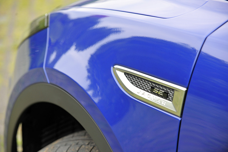 エクステリアではダイナミックなフロントグリルやヘッドライト、ロングホイールベース＆ショートオーバーハングなど、同社のスポーツカー「F-TYPE」からインスピレーションを得たデザインを採用。撮影車はオプション設定の5スポーク19インチアロイホイール（タイヤサイズ：235/55 R19）を装着