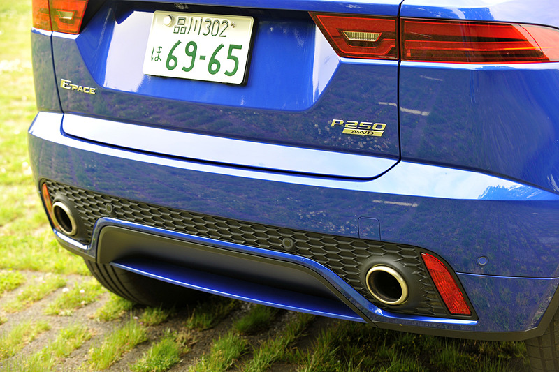 エクステリアではダイナミックなフロントグリルやヘッドライト、ロングホイールベース＆ショートオーバーハングなど、同社のスポーツカー「F-TYPE」からインスピレーションを得たデザインを採用。撮影車はオプション設定の5スポーク19インチアロイホイール（タイヤサイズ：235/55 R19）を装着