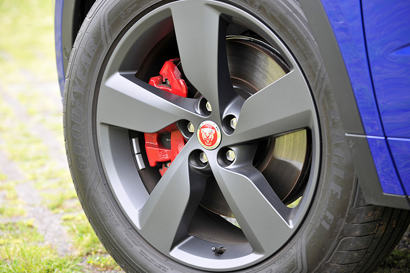 エクステリアではダイナミックなフロントグリルやヘッドライト、ロングホイールベース＆ショートオーバーハングなど、同社のスポーツカー「F-TYPE」からインスピレーションを得たデザインを採用。撮影車はオプション設定の5スポーク19インチアロイホイール（タイヤサイズ：235/55 R19）を装着