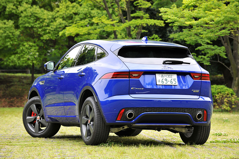 2月22日に受注を開始した新型SUV「E-PACE（Eペイス）」。ディーゼル車9モデル、ガソリン車15モデルの計24モデルという幅広いラインアップを展開しており、その中から今回は直列4気筒DOHC 2.0リッターターボ「PT204」型エンジンに9速ATを組み合わせる「R-DYNAMIC SE 2.0L P250」（650万円）に試乗。ボディサイズは4410×1900×1650mm（全長×全幅×全高）、ホイールベースは2680mm