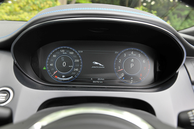 選択したモードによってステアリングやスロットルマッピングを最適化する「JaguarDriveコントロール」では、「コンフォート」「エコ」「ダイナミック」「雨/氷/雪」の4モードを設定。スイッチの操作によって各モードを選択するとインタラクティブドライバーディスプレイの表示も切り替わる