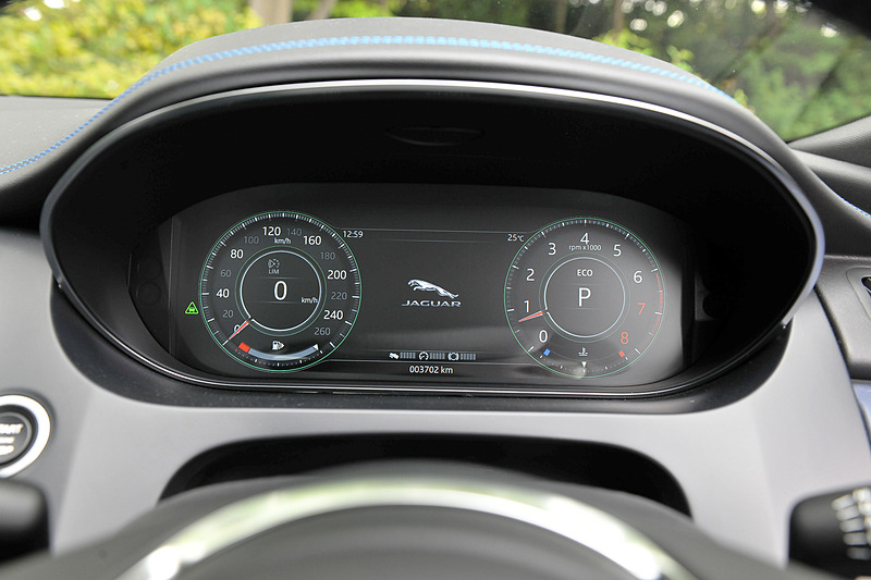 選択したモードによってステアリングやスロットルマッピングを最適化する「JaguarDriveコントロール」では、「コンフォート」「エコ」「ダイナミック」「雨/氷/雪」の4モードを設定。スイッチの操作によって各モードを選択するとインタラクティブドライバーディスプレイの表示も切り替わる