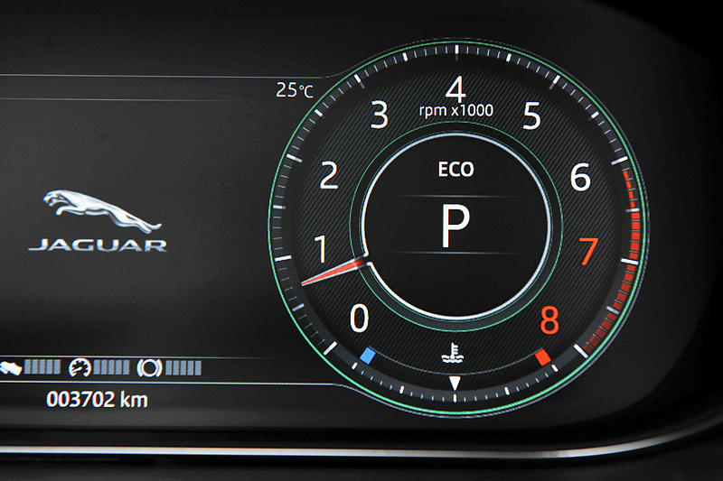 選択したモードによってステアリングやスロットルマッピングを最適化する「JaguarDriveコントロール」では、「コンフォート」「エコ」「ダイナミック」「雨/氷/雪」の4モードを設定。スイッチの操作によって各モードを選択するとインタラクティブドライバーディスプレイの表示も切り替わる