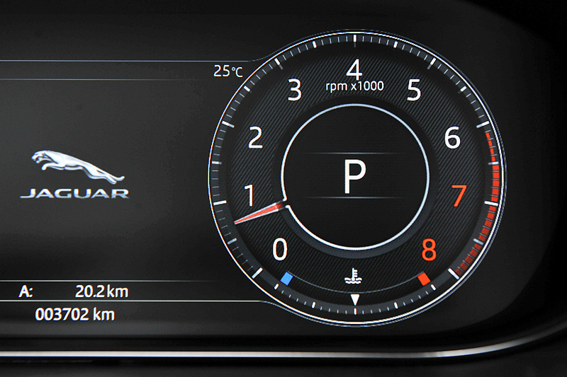 選択したモードによってステアリングやスロットルマッピングを最適化する「JaguarDriveコントロール」では、「コンフォート」「エコ」「ダイナミック」「雨/氷/雪」の4モードを設定。スイッチの操作によって各モードを選択するとインタラクティブドライバーディスプレイの表示も切り替わる