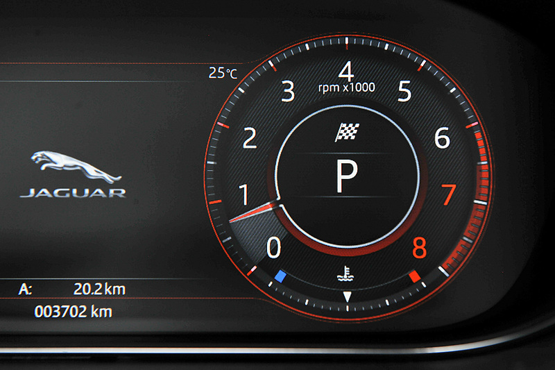 選択したモードによってステアリングやスロットルマッピングを最適化する「JaguarDriveコントロール」では、「コンフォート」「エコ」「ダイナミック」「雨/氷/雪」の4モードを設定。スイッチの操作によって各モードを選択するとインタラクティブドライバーディスプレイの表示も切り替わる