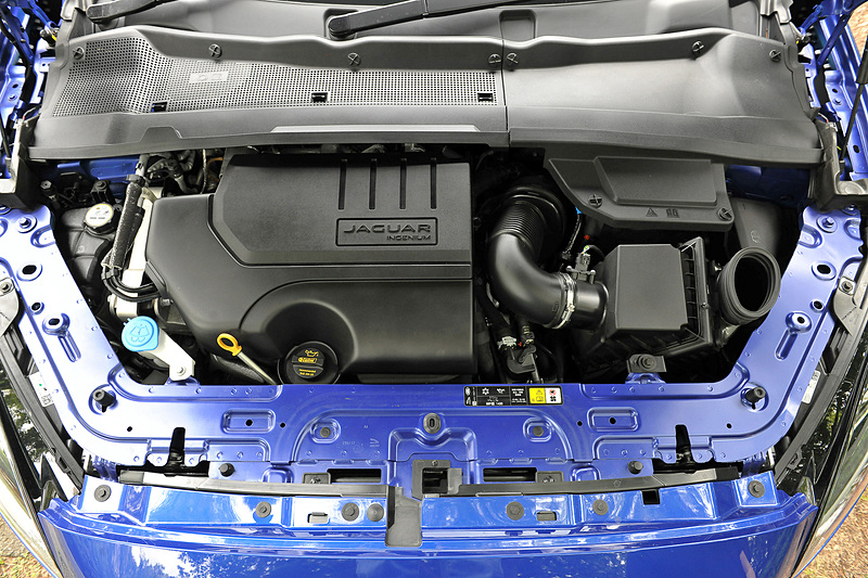 「R-DYNAMIC SE 2.0L P250」が搭載する直列4気筒DOHC 2.0リッターターボ「PT204」型エンジンは、最高出力183kW（249PS）/5500rpm、最大トルク365N・m/1300-4500rpmを発生。JC08モード燃費は11.2km/L