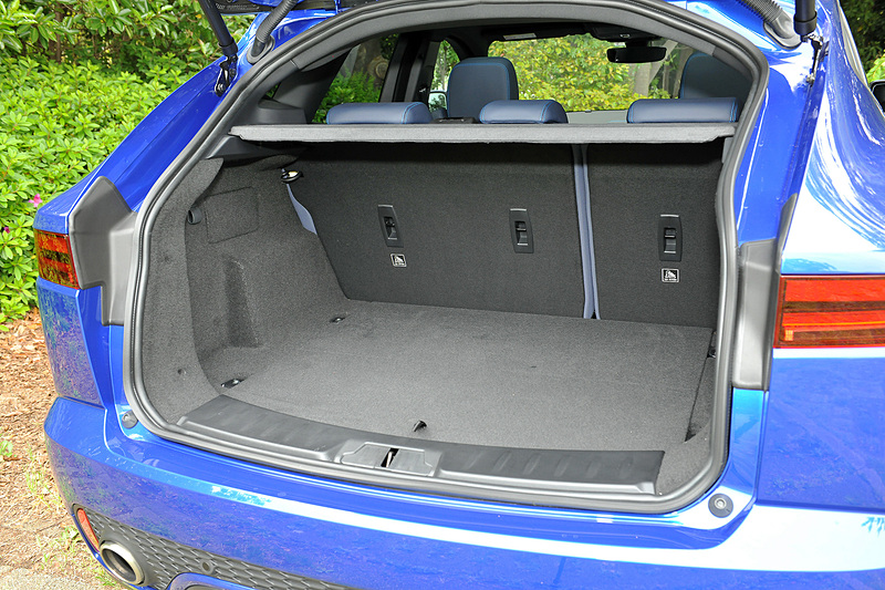 最大幅1300mmのラゲッジスペースは通常時で577Lとなるが、リアシートを折りたたむことで最大1234Lまで拡大可能