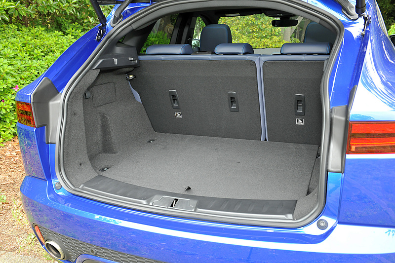 最大幅1300mmのラゲッジスペースは通常時で577Lとなるが、リアシートを折りたたむことで最大1234Lまで拡大可能