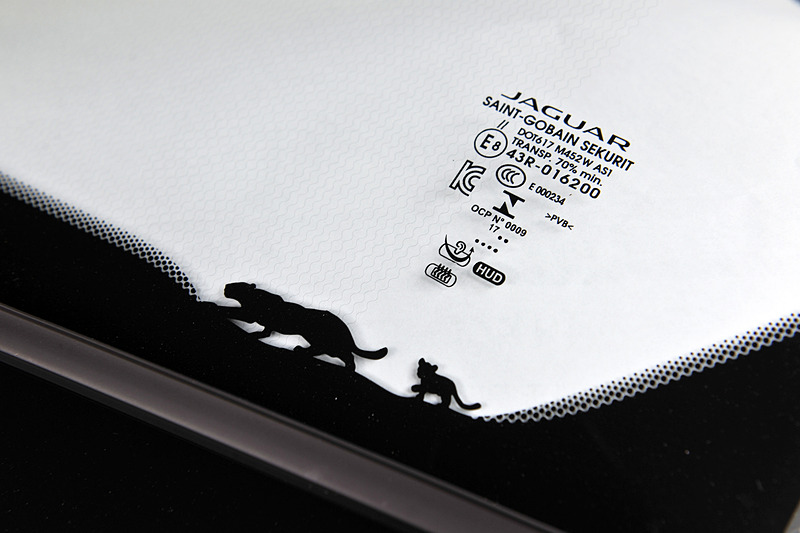 動物のジャガーの親子をモチーフにしたグラフィックをフロントウィンドウの隅に配置するなど、遊び心のあるデザインを採用する