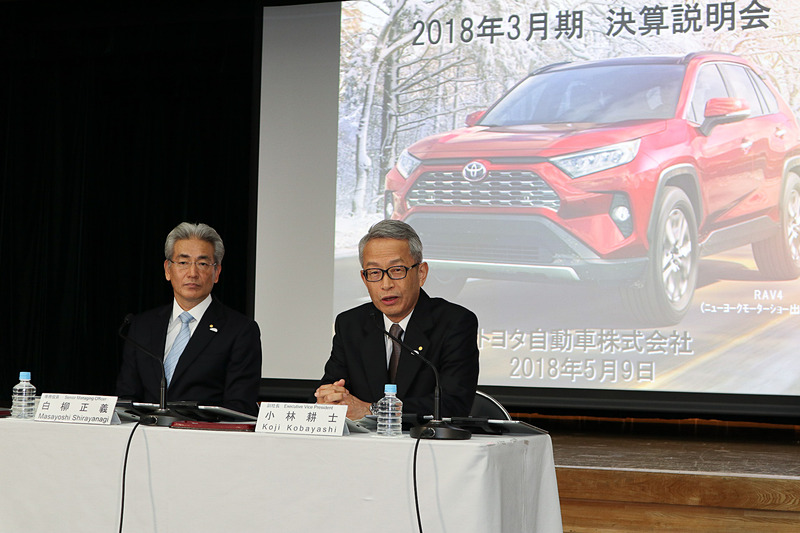 2018年3月期 決算説明会に出席したトヨタ自動車株式会社 副社長 小林耕士氏（右）と専務役員 白柳正義氏（左）