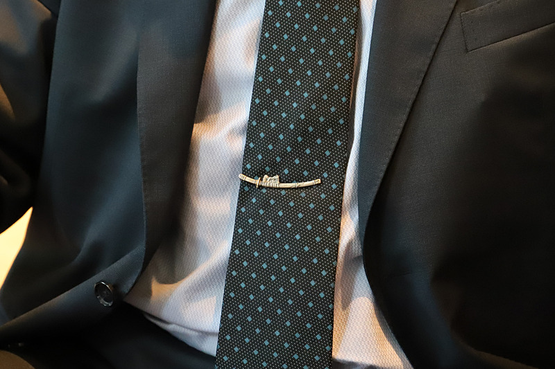 剣道7段の腕前を持ち、インタビュー当日も刀をモチーフにしたネクタイピンを着用していた