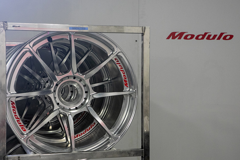 34号車にはホンダアクセス製NSX専用ホイール「MR-R03」とイメージを共通化した「Moduloレーシングホイール」を装着