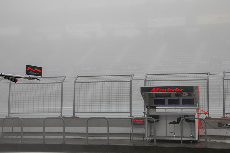 濃い霧がたちこめて視界がない状況。公式練習の時間になってもピットアウトするクルマはなく、そのままタイムアウトを迎えた