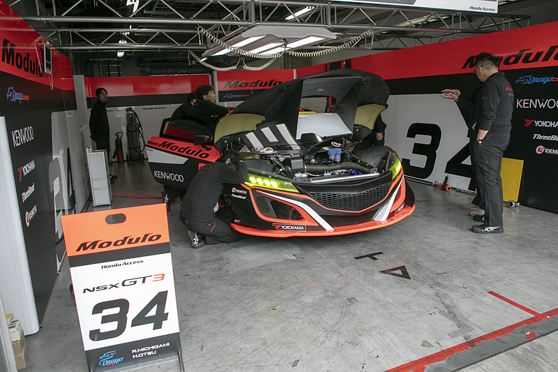 練習走行が行なわれるというアナウンスがありピットには動きが出た。ライバルと違ってクルマのデータがない34号車には短くても走れる機会は重要。この公式練習では8位のタイムを記録した