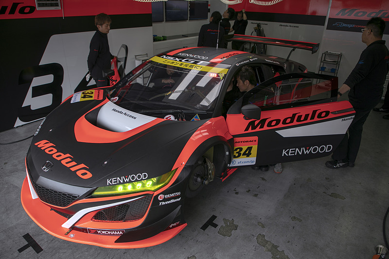 練習走行が行なわれるというアナウンスがありピットには動きが出た。ライバルと違ってクルマのデータがない34号車には短くても走れる機会は重要。この公式練習では8位のタイムを記録した