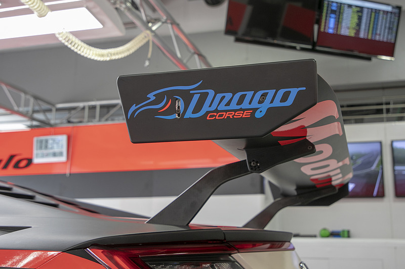 リアウイングの調整。角度を寝かせる方向にセット。同時に翼端板の位置も調整する