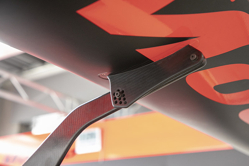 リアウイングの調整。角度を寝かせる方向にセット。同時に翼端板の位置も調整する