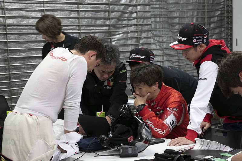 スロットル制御とドライブ感覚とのズレを指摘する道上選手。エンジニアはデータを見直して原因を探る