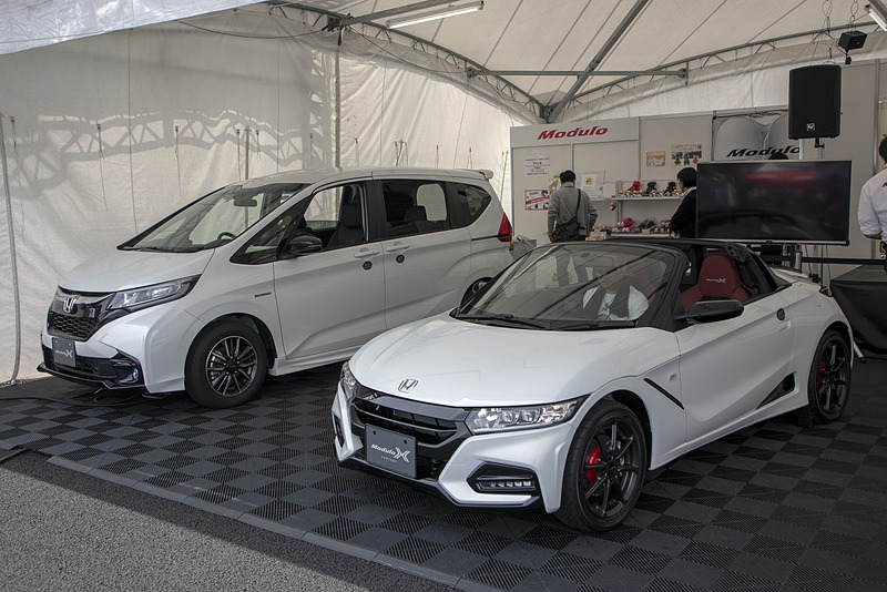 発売が待ち遠しいS660 Modulo X Conceptも展示。奥はフリード Modulo X