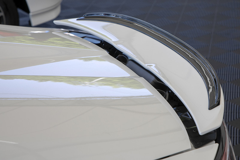 用品のアクティブスポイラーを標準装備。フロントの空力が向上したことに合わせてリアのバランスを取るためのガーニーフラップを装備する