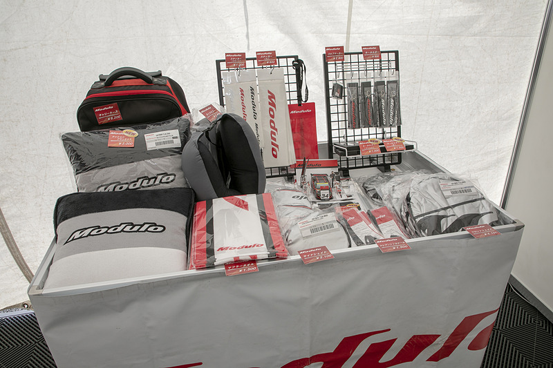 人気が高いのはModuloロゴ入りのサンシェード。決勝日には売り切れていたので欲しい人は早めにゲットを