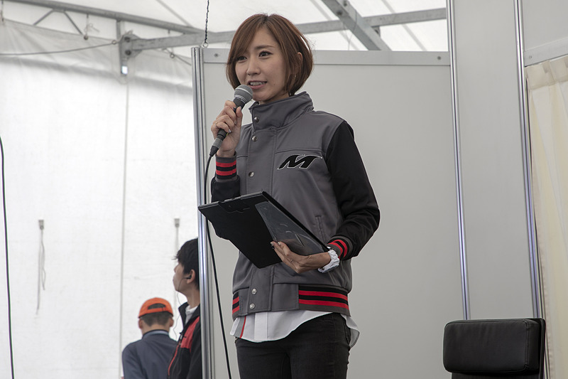 ホンダアクセスが主催するステージイベントでは、Moduloスマイルの水村リアさんが司会を務める