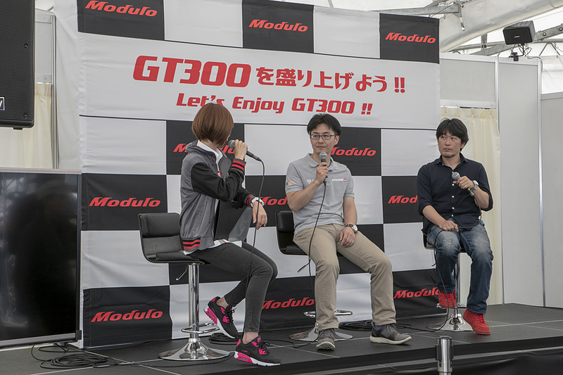 山田弘樹氏（右）と長野正和氏（左）によるGT300応援トークの「GT300を盛り上げよう!! Let's Enjoy GT300!!」の模様。GT300を楽しむために知っておきたいモータースポーツの基礎知識が解説された。GT300盛り上げステージは毎戦開催されるので、SUPER GTを初めて見に行く人はHondaブースに立ち寄ってこのステージを見ておいたほうがいいだろう