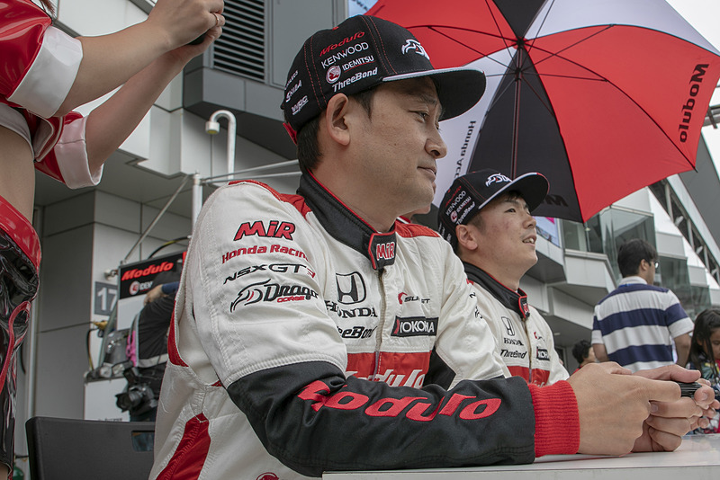 コース上ではピットウォークも開催される。ここでは記念グッズの配布やドライバーのサイン会が行なわれる