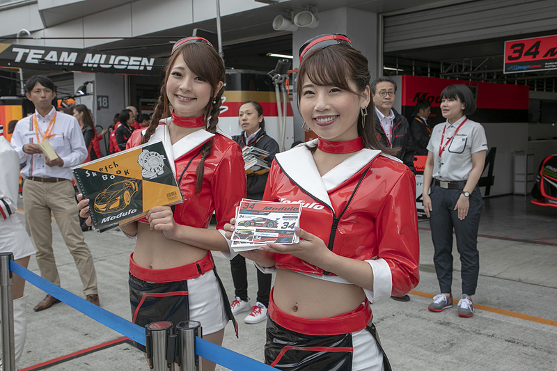 コース上ではピットウォークも開催される。ここでは記念グッズの配布やドライバーのサイン会が行なわれる