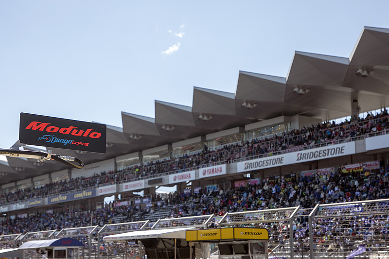 ゴールデンウィーク真っ只中の開催だけに、朝から大勢の観客が詰めかけた。イベント広場も朝からにぎわっていた