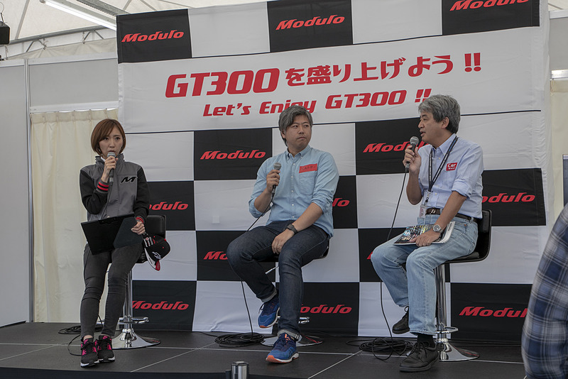 GT300盛り上げステージ。登壇したのはベストカー編集部から塩川雅人氏、Car Watchの谷川編集長