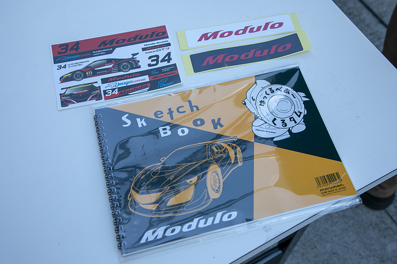 決勝日の午前、ピットではピットウォークも行なわれる。34号車のピットで配布されるグッズはこちらだ