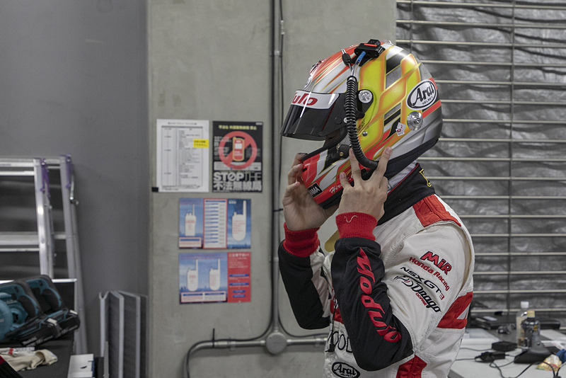 第2戦のスタートドライバーは大津選手。SUPER GT決勝デビューとなるだけに多くの関係者、メディアがその走りに注目していた