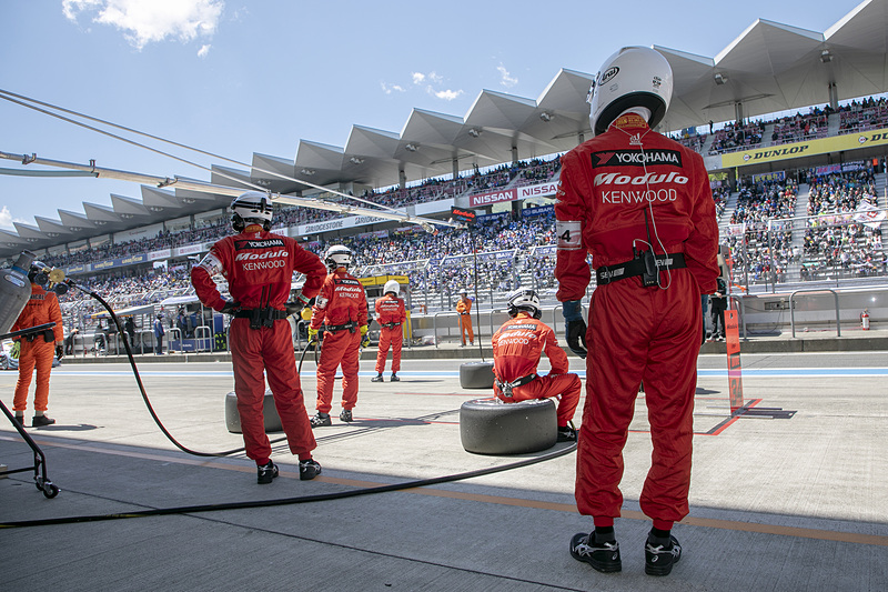 ウォームアップ走行は道上選手が担当。道上選手がピットインしたあとクルマはガレージへ戻される。ガレージ内で第1スティント分の燃料が搭載される