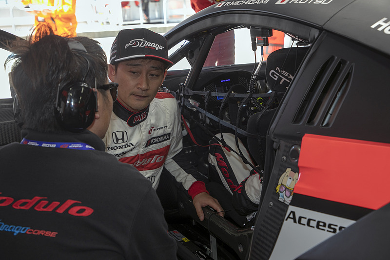 大津選手は乗りこんだままグリッドへの移動まで待機。ドアを開けると34号車の守り神!?ホンダアクセスのキャラクター「くるタム」がいる