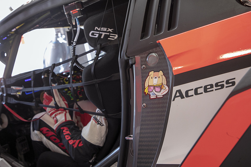 大津選手は乗りこんだままグリッドへの移動まで待機。ドアを開けると34号車の守り神!?ホンダアクセスのキャラクター「くるタム」がいる