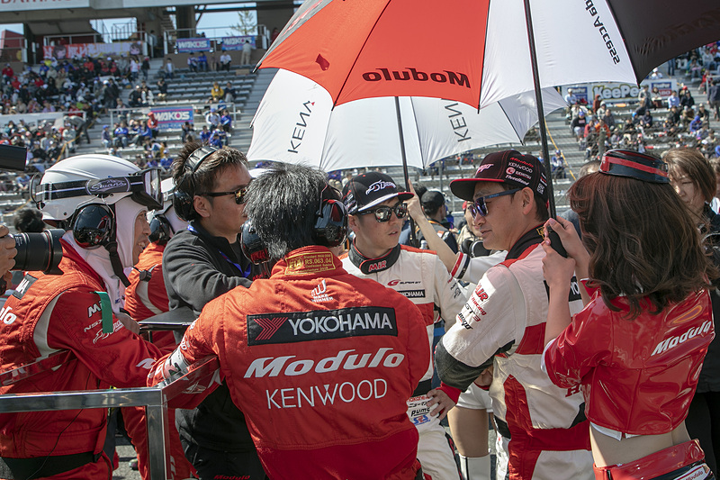 グリッドでの34号車。Moduloスマイル、ModuloプリティとKENWOODレディも加わり華を添える