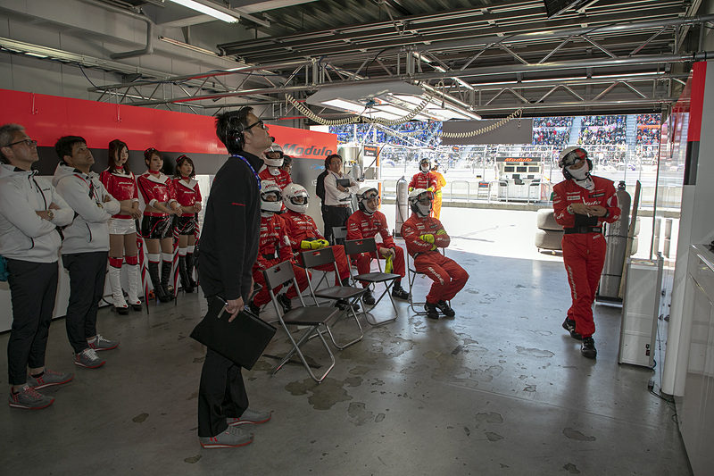 ピットでは監督、メカニック、そして道上選手がジッとモニターを見つめる