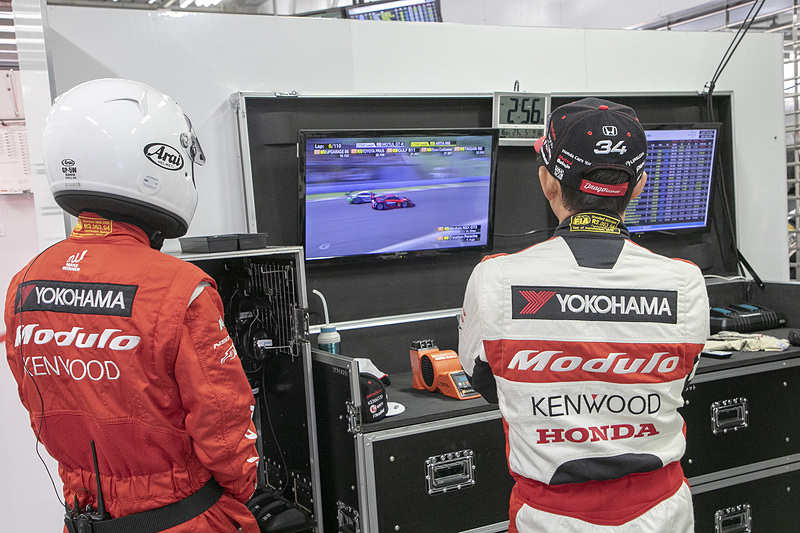 ピットでは監督、メカニック、そして道上選手がジッとモニターを見つめる