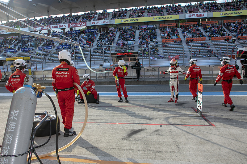 よく見るとタイヤがリア分しか用意されていないことに気がつくだろう。そう、最後のピットはリアのみ交換作戦を取ったのだ