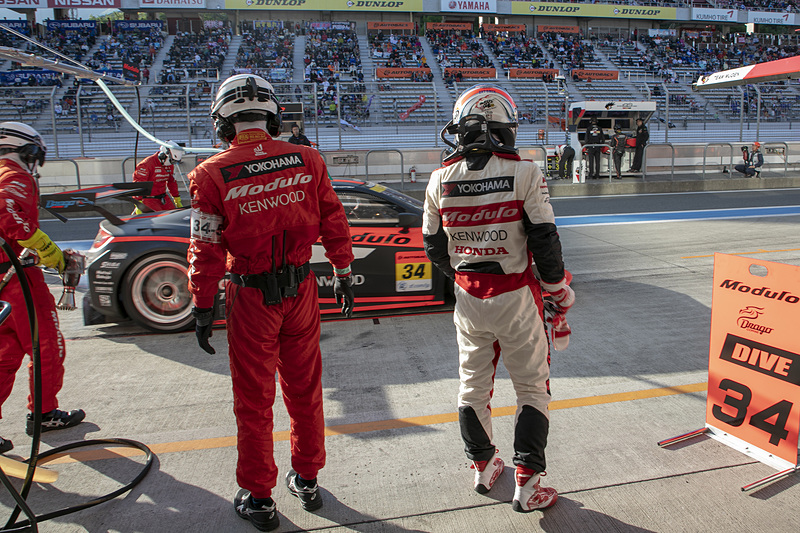 今度はトラブルなくピットアウト。クルマを降りた道上選手は控え室に戻ることなくピットアウトまで見守っていた