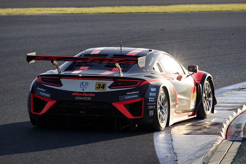 チェッカー目指して最後の力走を見せる大津選手