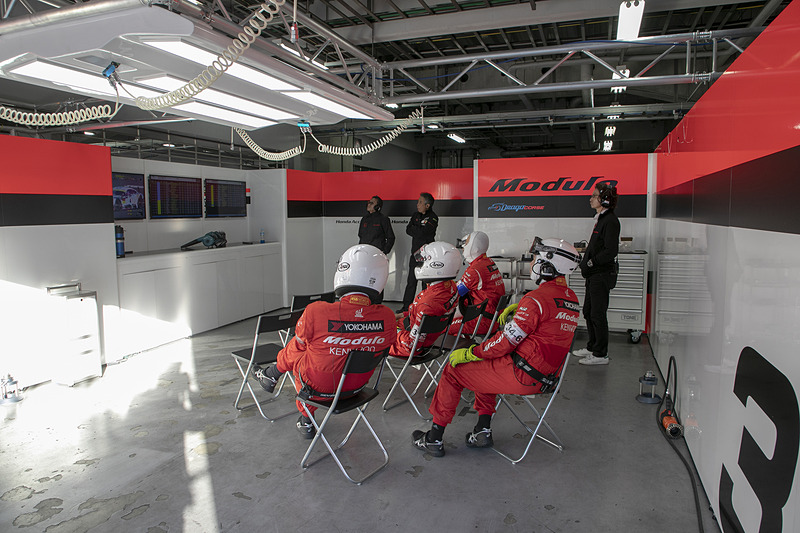 クルマに問題がないのはピットの状況を見ていると分かる。安心してゴールを迎えられそうな雰囲気だった