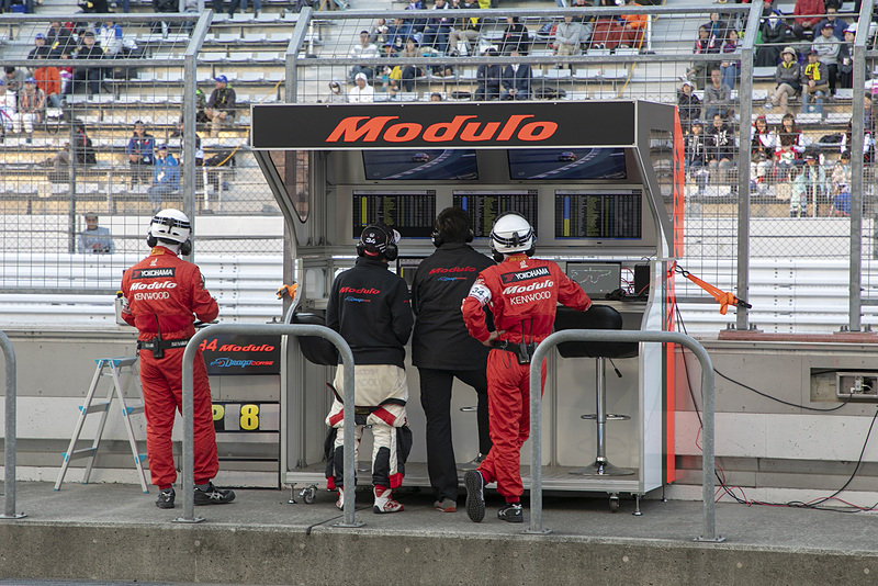 道上選手は走っていないときに控え室で休むより、ピットウォールスタンドに渡って戦況を見ていることが多い。こうした場面からもチーム一丸となって戦いに挑んでいる姿勢が伝わってくる