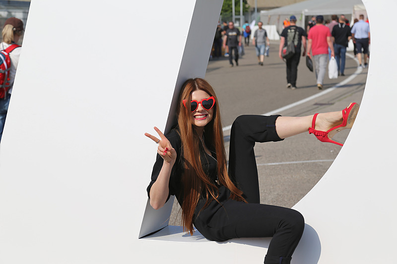 DTMの看板の前で