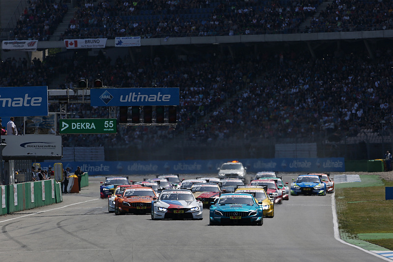 レース1のスタート、トップはガリー・パフェット（2号車）