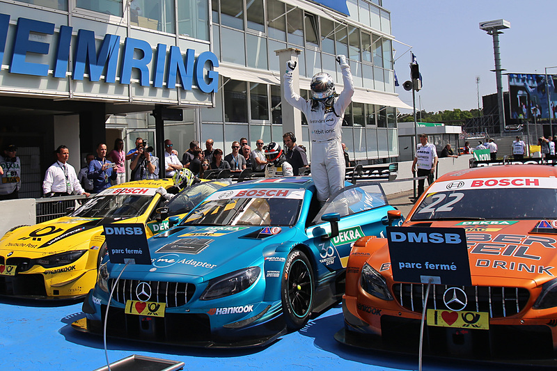 開幕戦を制しガッツポーズするガリー・パフェット