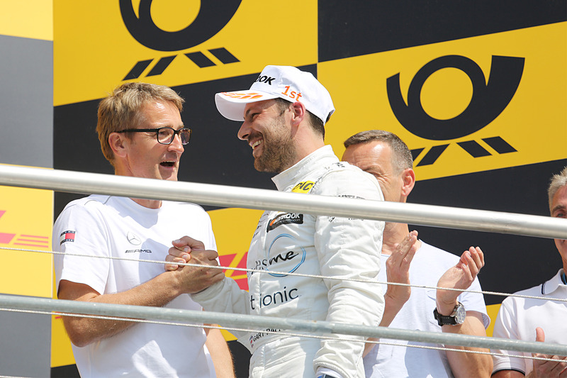 開幕戦を制してレジェンドのベルンド・シュナイダーと握手を交わすガリー・パフェット