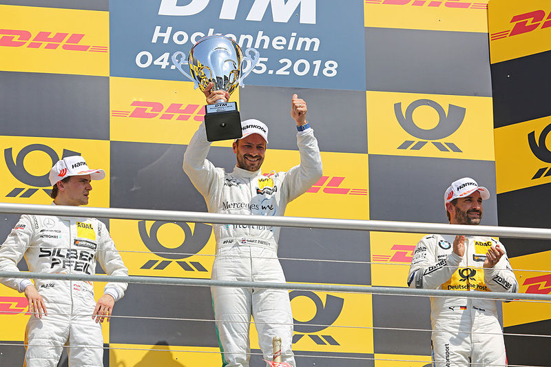 開幕戦を制したガリー・パフェット。左は2位のルーカス・アウワー、右は3位のティモ・グロック